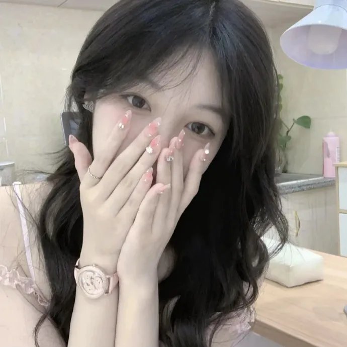 九顶假发的女孩